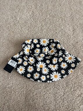 David and Young Black Daisy Bucket Hat with Yellow Centers New With Tags